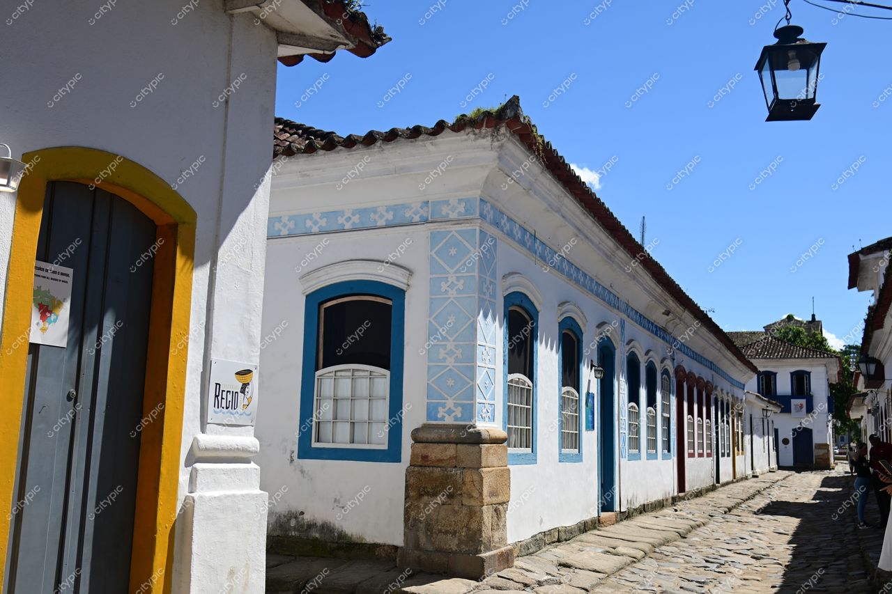 Paraty, Rio de Janeiro: Rua encantadora com fachadas coloridas e charme colonial