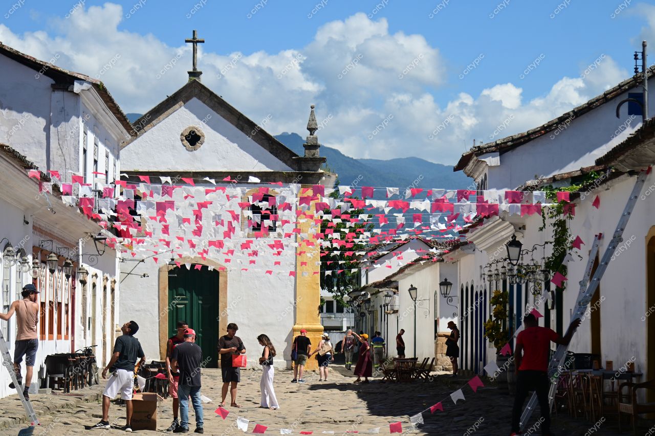 Paraty, Rio de Janeiro: Rua charmosa iluminada pelo sol e decorada com bandeirinhas coloridas