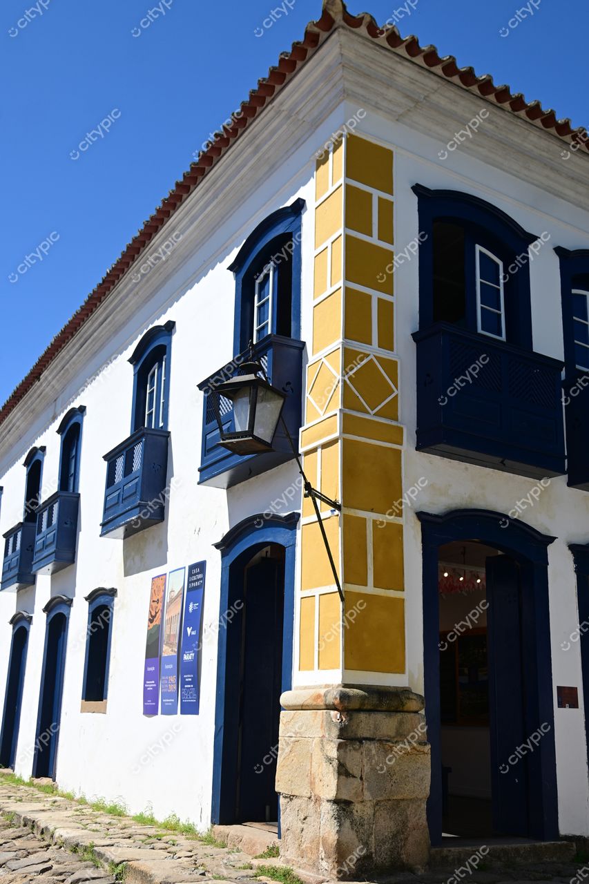 Paraty, Rio de Janeiro: Esquina de um Prédio Histórico com Detalhes Coloridos