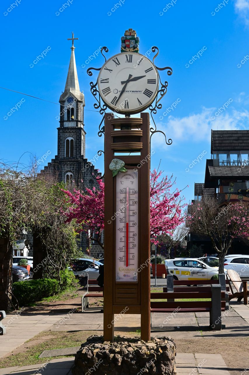 Gramado, Rio Grande do Sul, Brasil: Relógio Público Elegante em Cenário Encantador