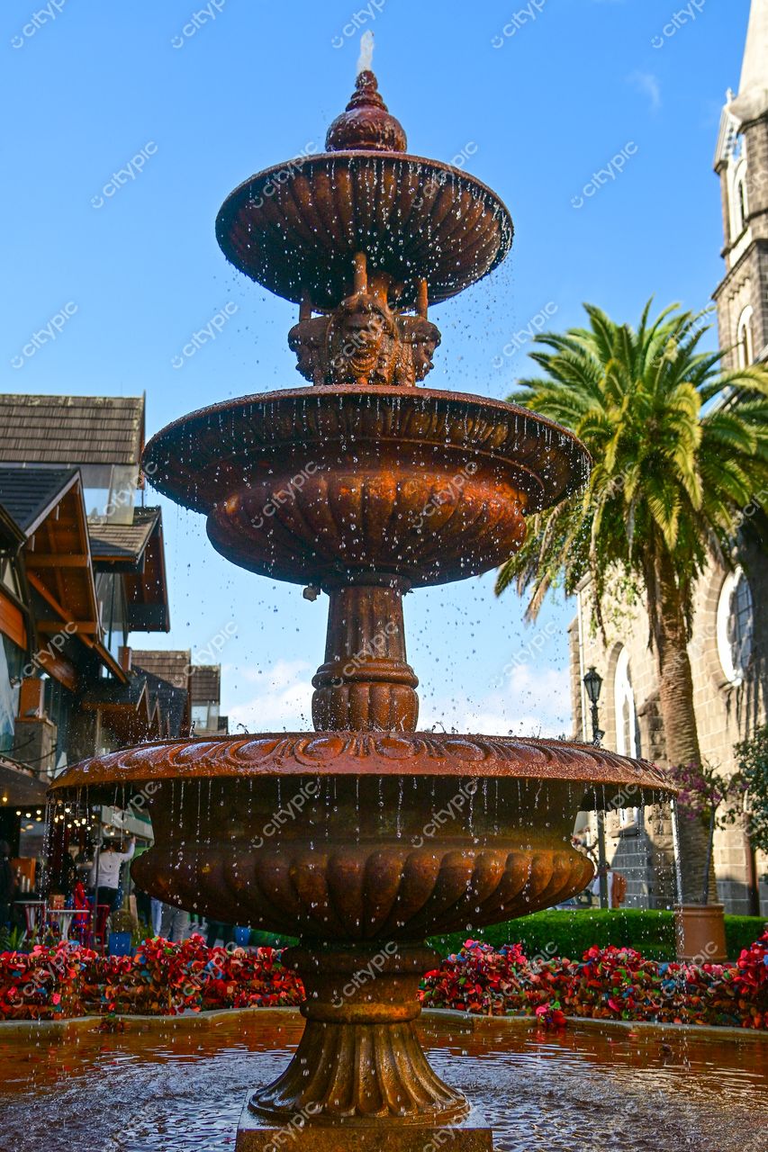 Gramado, Rio Grande do Sul, Brasil: Fonte Clássica em Meio à Natureza e Arquitetura Local