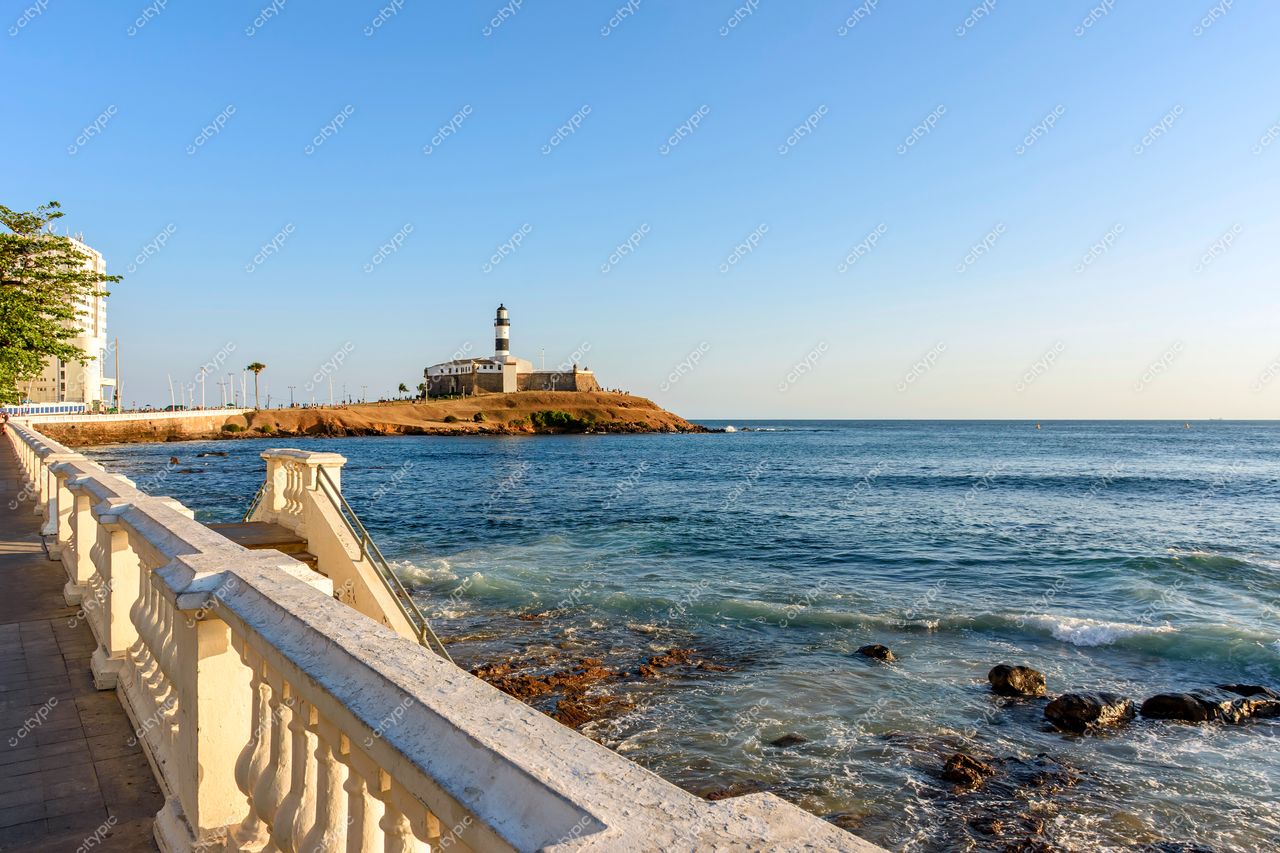 Barra, Salvador: Vista panorâmica do Farol e da Costa em um dia ensolarado