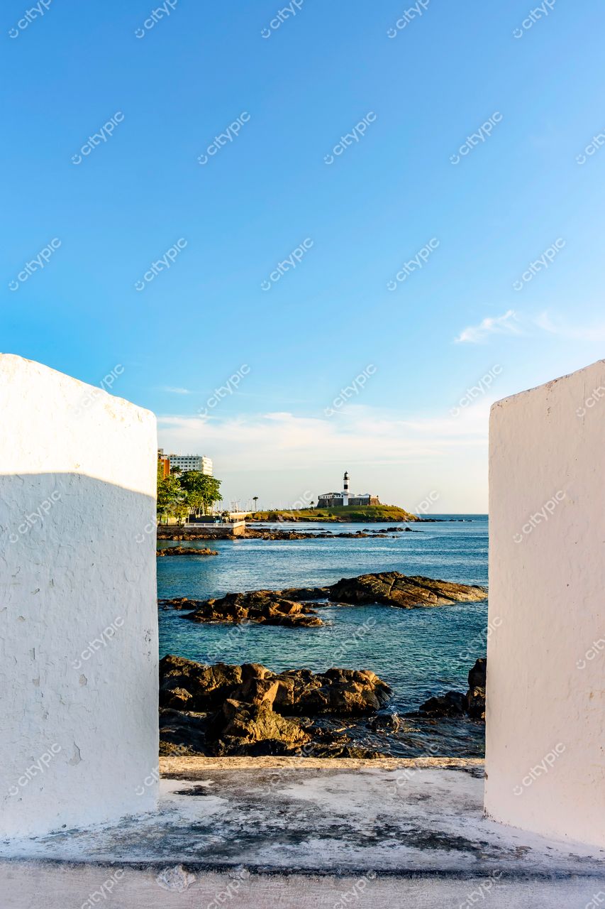 Barra, Salvador: Vista panorâmica do Farol da Barra em meio à tranquilidade do mar