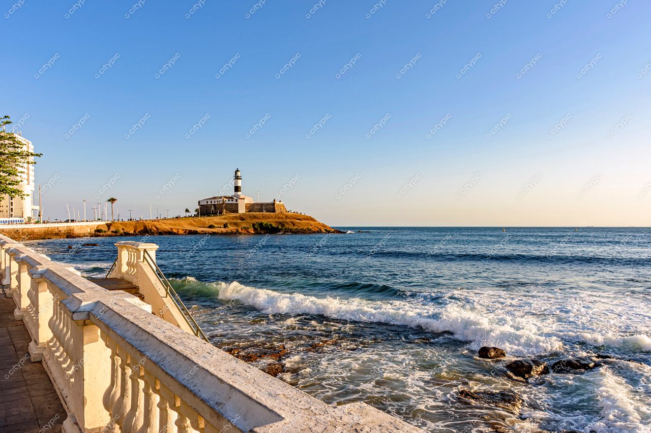 Pôr do sol na Barra, Salvador: a beleza natural e cultural da costa baiana