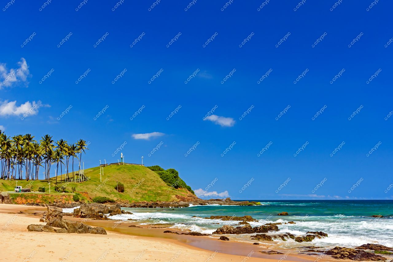 Barra, Salvador: Vista deslumbrante da praia e colina verdejante
