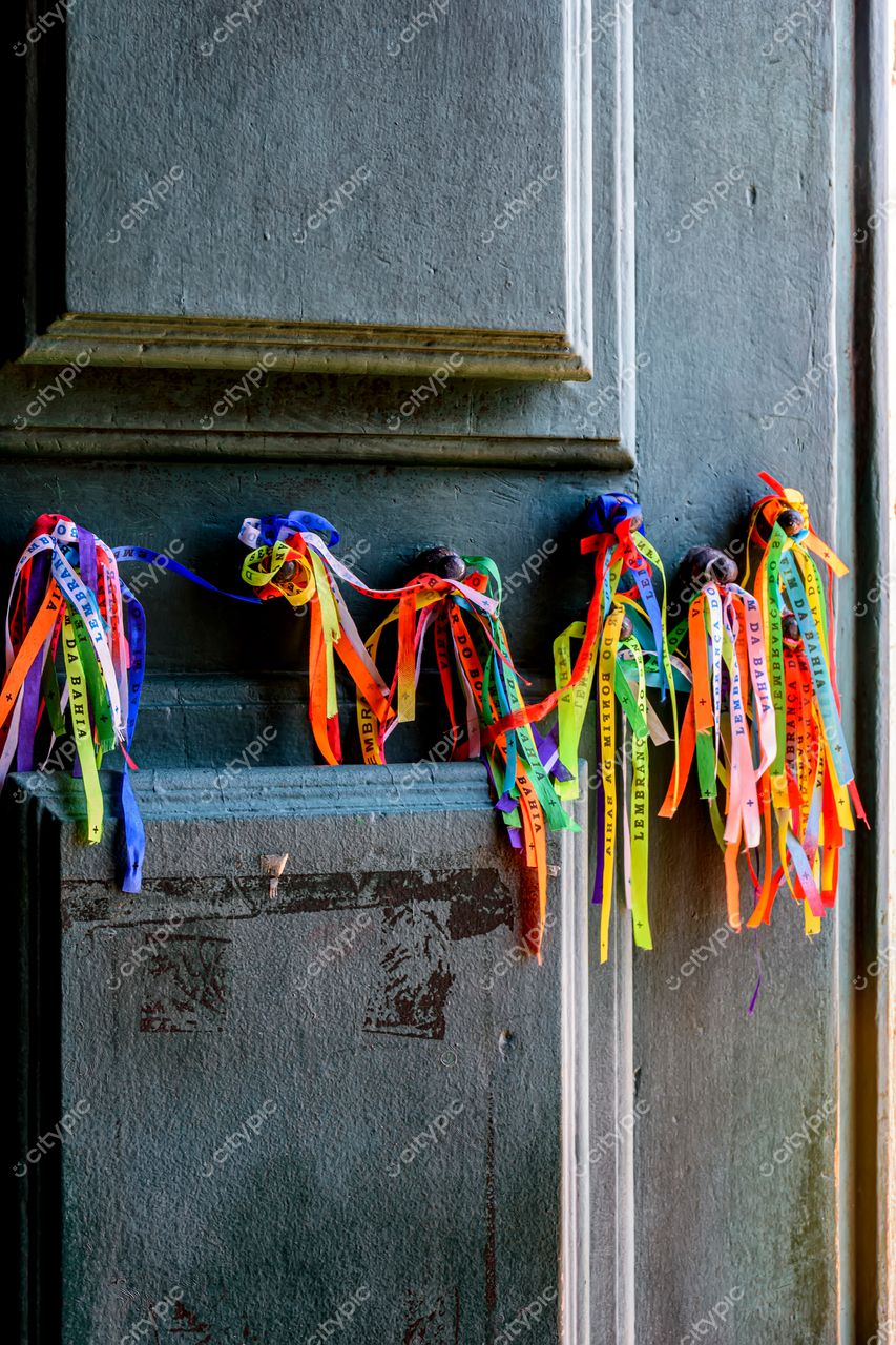 Porta vibrante em Bomfim, Salvador: fitilhos coloridos e mensagens de esperança
