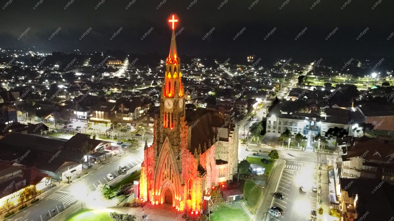 Canela, Rio Grande do Sul, Brasil: Igreja Matriz iluminada em uma vista noturna impressionante