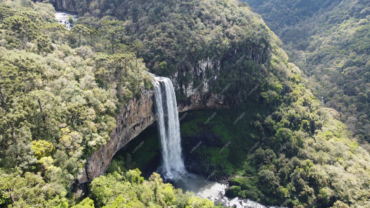 Canela, Rio Grande do Sul, Brasil: A majestosa cascata em meio à exuberante vegetação da região