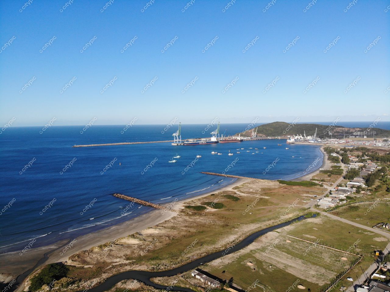 Imbuia, Santa Catarina, Brasil: Vista panorâmica da costa harmonizando beleza natural e desenvolvimento humano
