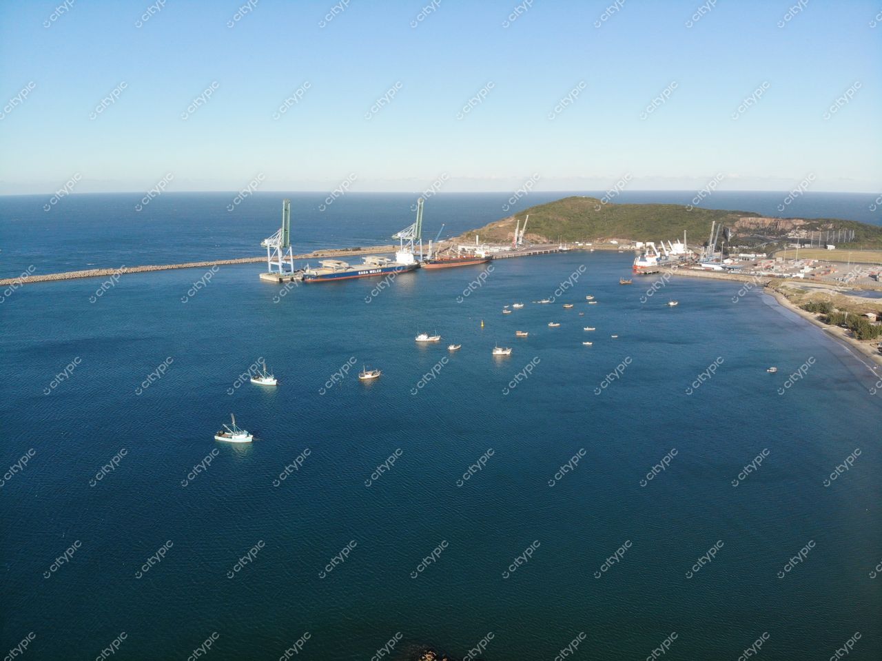 Imbuia, Santa Catarina, Brasil: Vista aérea do porto com embarcações navegando em águas calmas