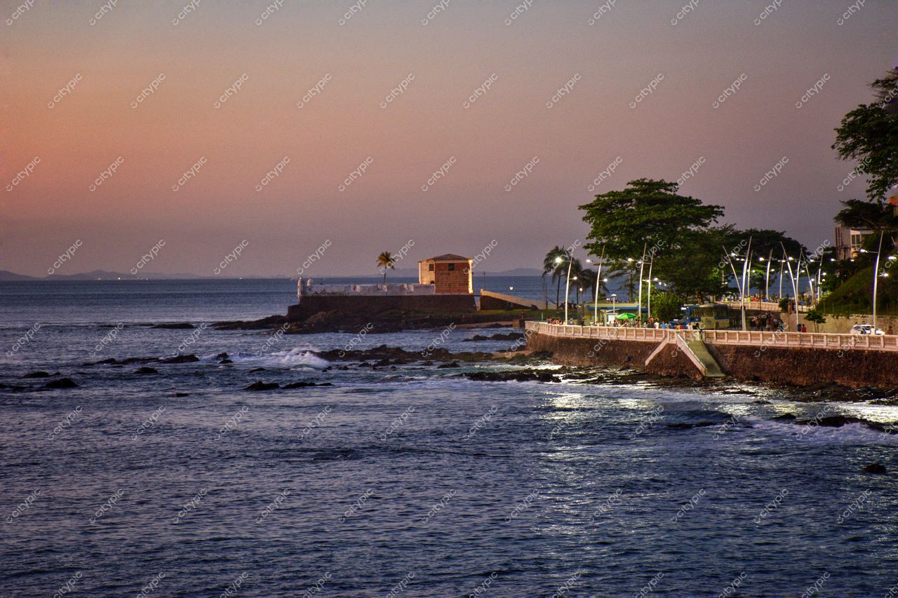Barra, Salvador, Bahia: O encanto do crepúsculo na costa vibrante da cidade