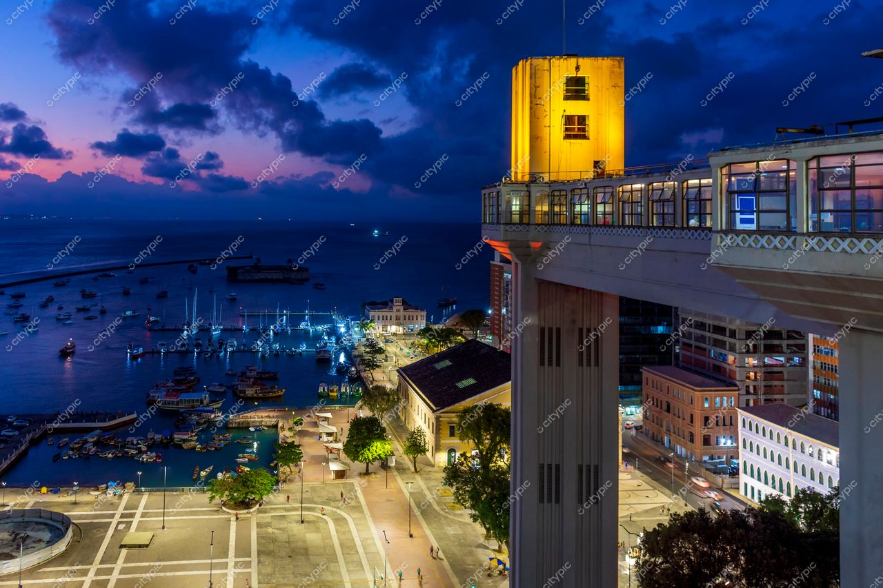 Elevador Lacerda ao Entardecer: Beleza e Cultura de Salvador, Bahia