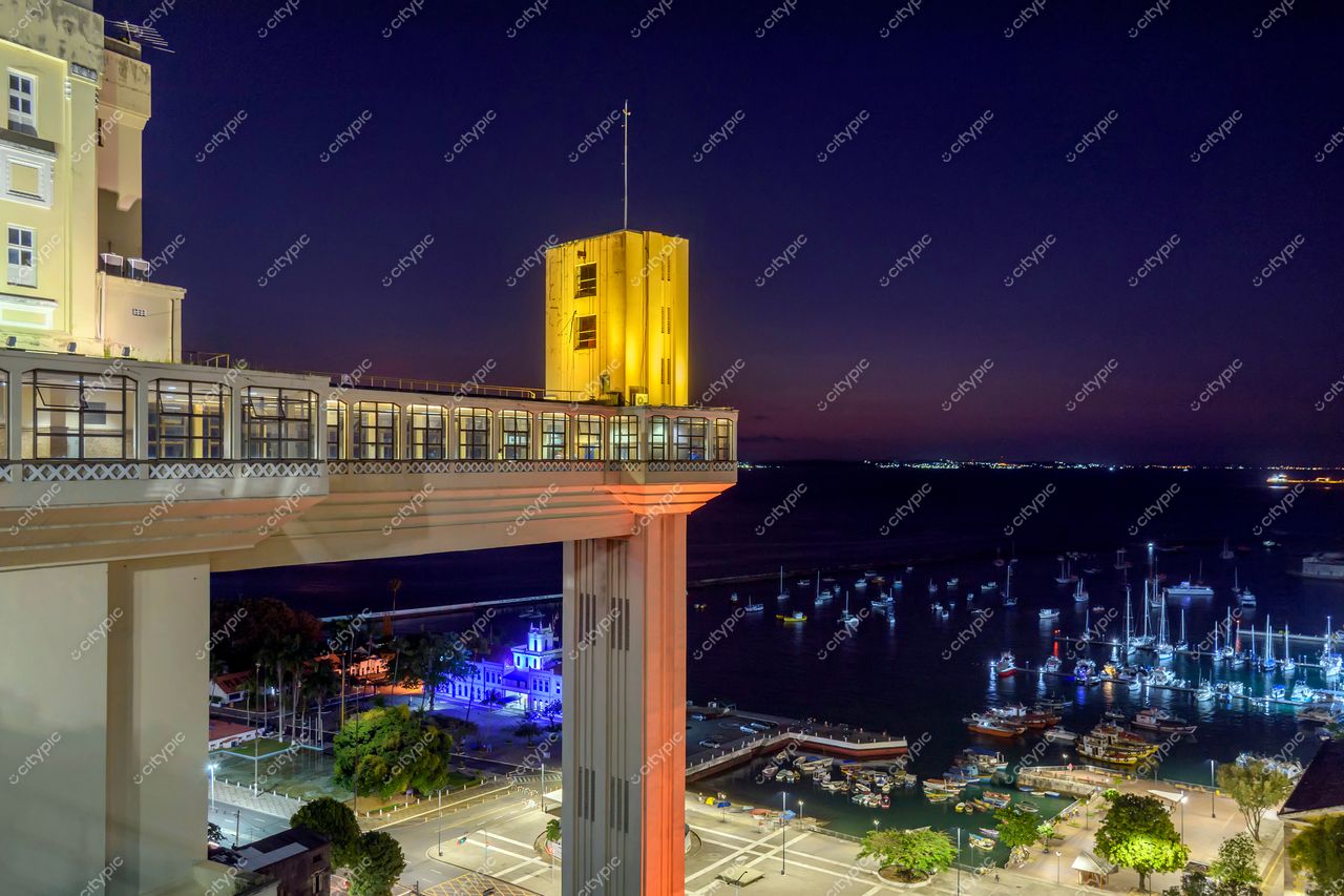 Elevador Lacerda: Vista noturna da icônica estrutura em Salvador, Bahia, Brasil