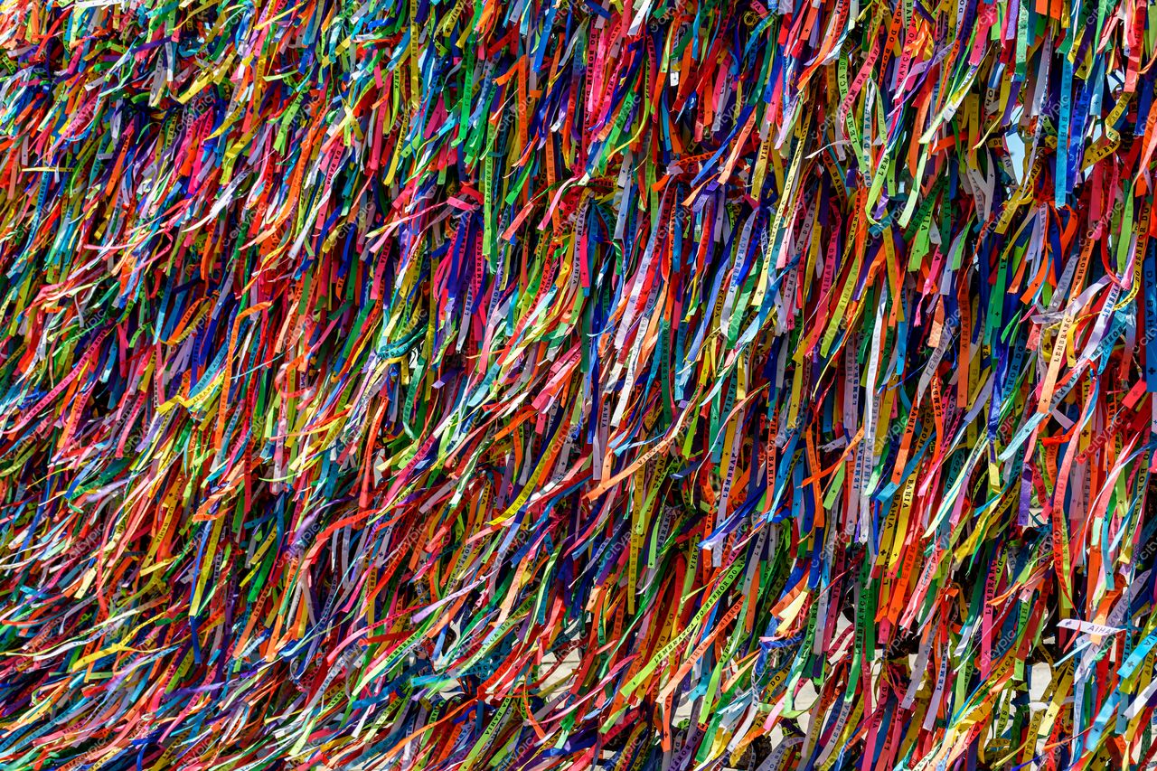 Santuário do Bonfim em Salvador, Bahia: O espetáculo de cores das fitas da fé e devoção