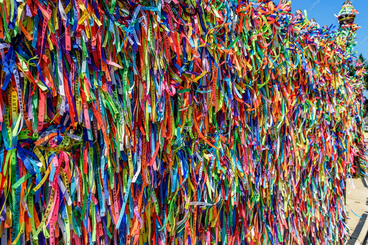 Santuário do Bonfim em Salvador: A vibrante instalação de fitas coloridas
