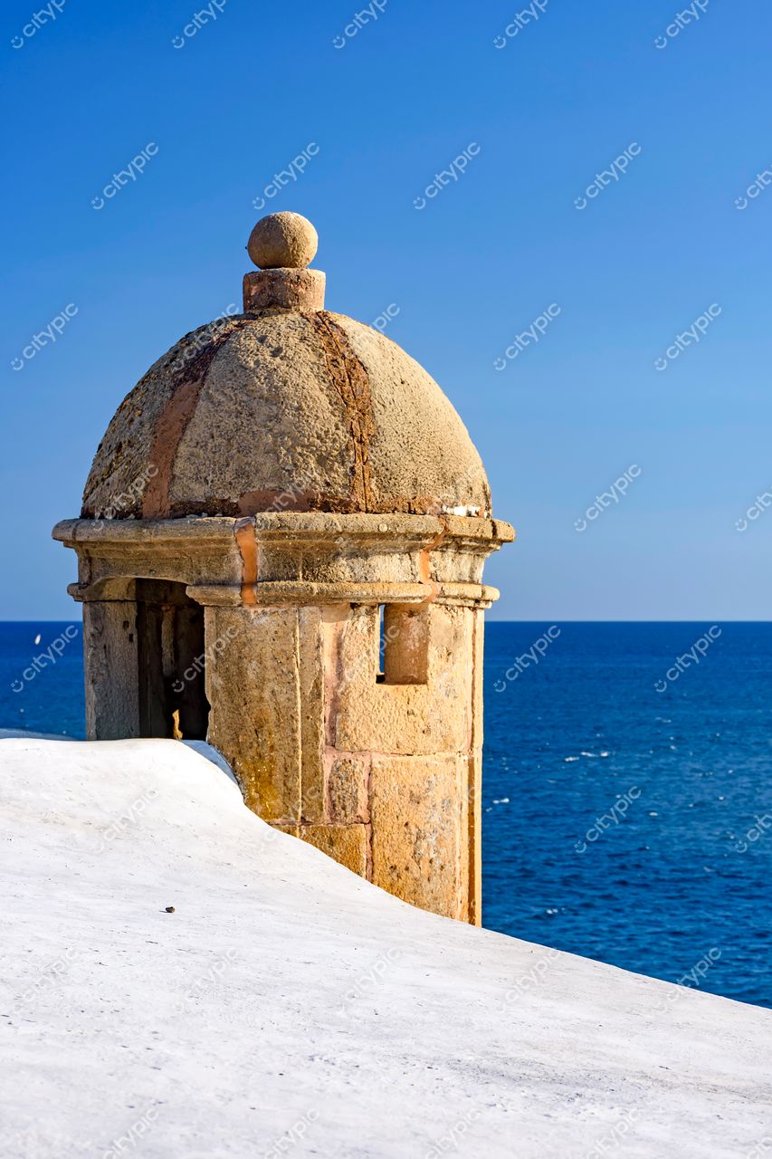 Fortificação de Barra: Torre histórica com vista para o mar em Salvador, Bahia, Brasil