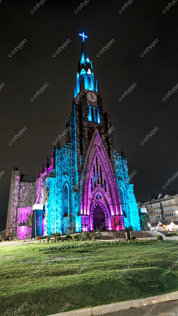 Canela, Rio Grande do Sul, Brasil: Igreja Matriz São Pedro iluminada em tons de azul e rosa