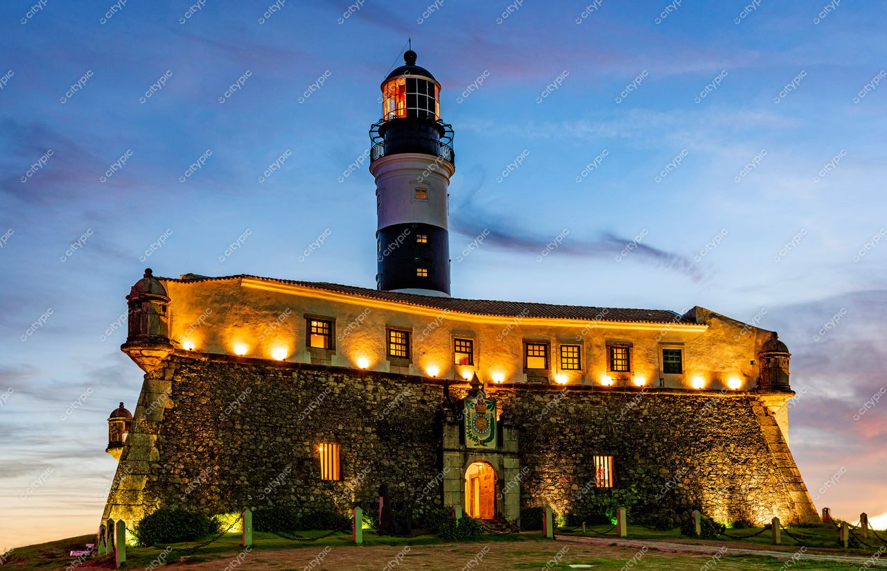 Farol da Barra: Beleza Arquitetônica e Histórica em Salvador, Bahia