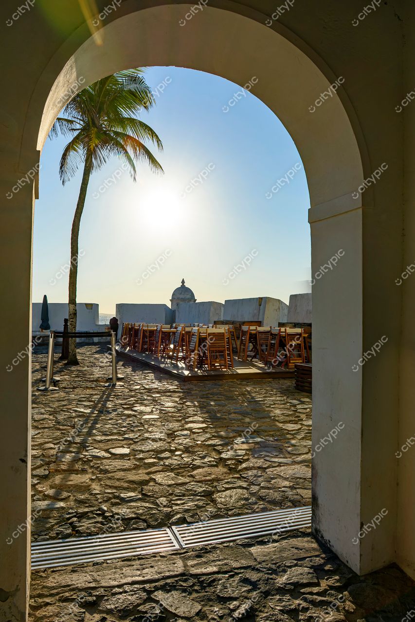 Barra, Salvador, Bahia: A serenidade do nascer do sol através do arco