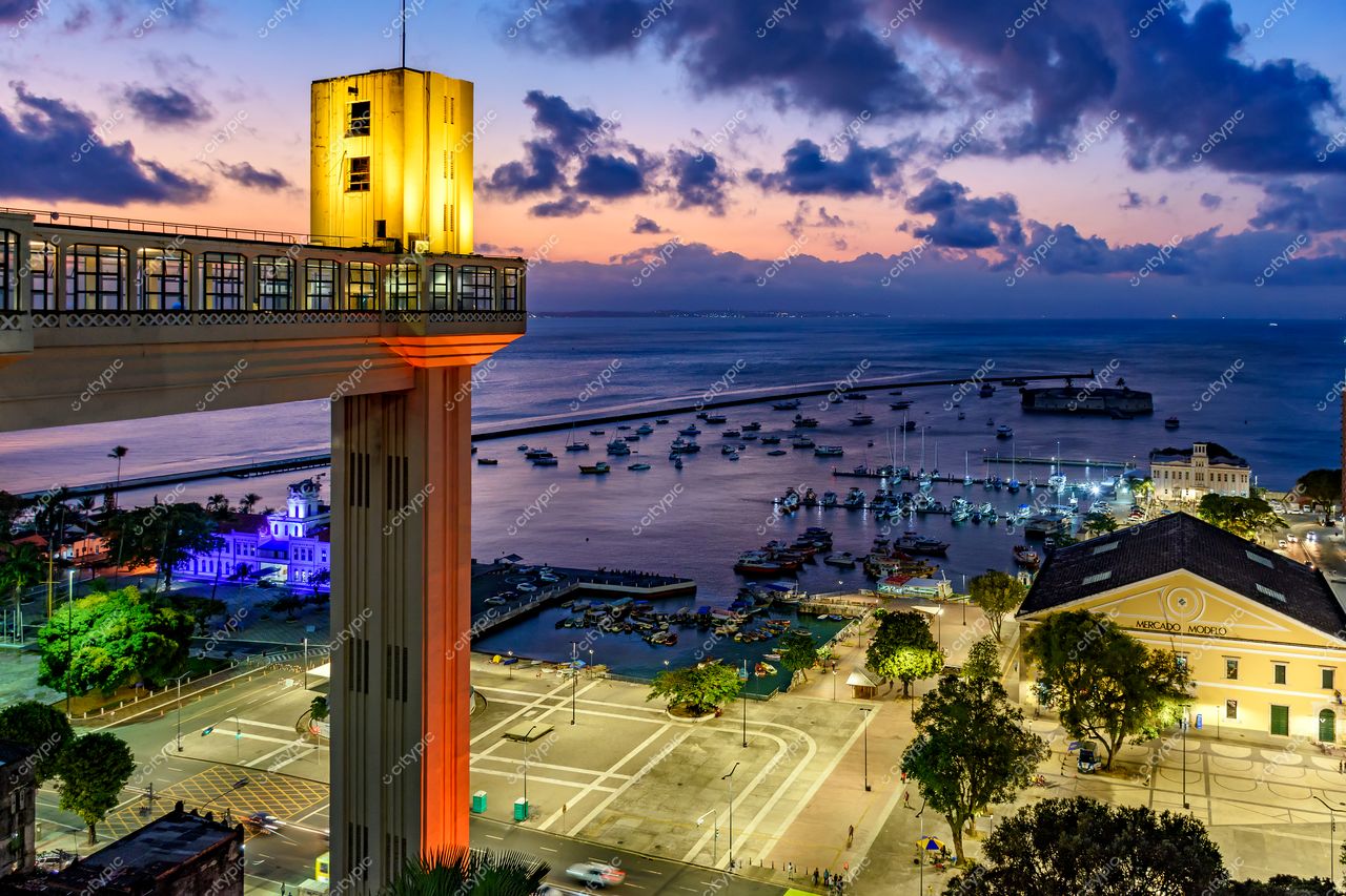 Elevador Lacerda ao anoitecer: Salvador, Bahia, Brasil