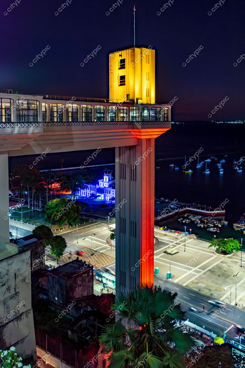 Elevador Lacerda: Vista Noturna da Vibrante Salvador, Bahia