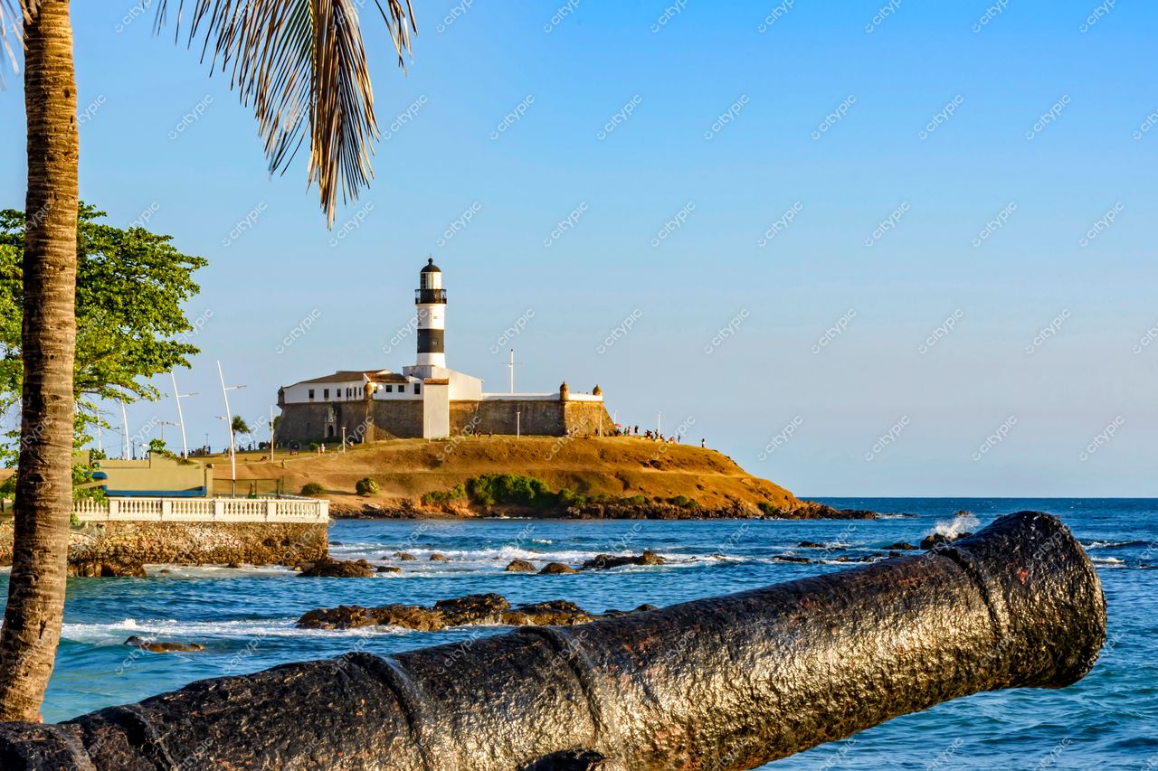 Barra, Salvador: O Canhão Antigo e o Farol da Barra