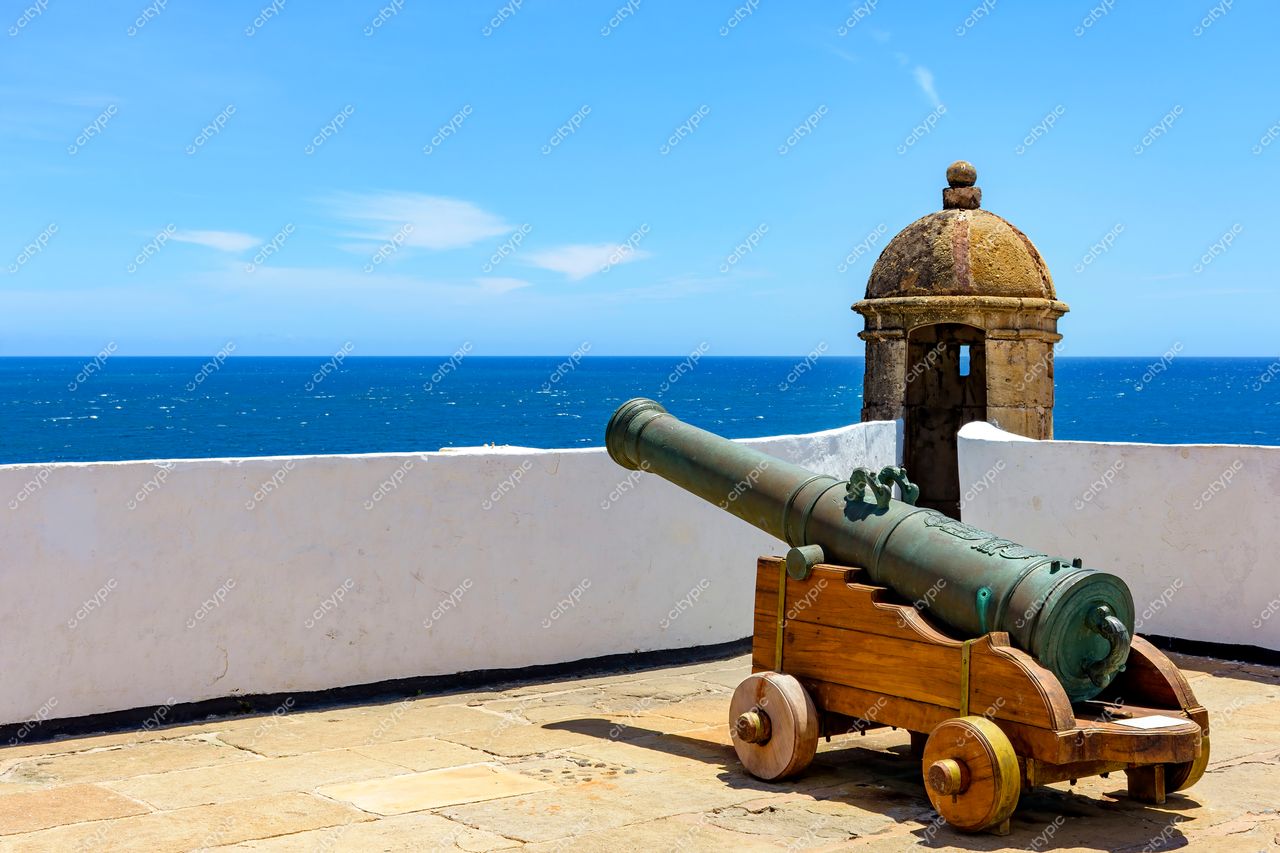 Barra, Salvador, Bahia: Vista panorâmica do mar com canhão antigo e cúpula ornamental