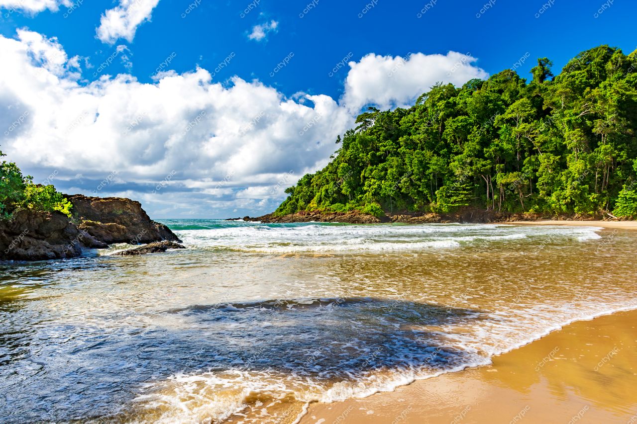 Itacaré, Bahia: Praia deslumbrante com mar cristalino e areia dourada