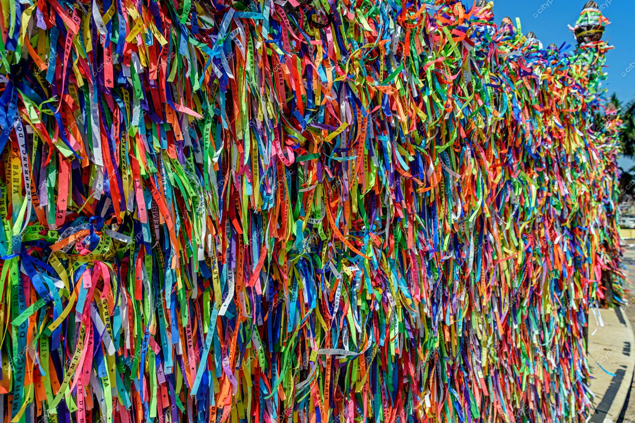 Bomfim, Salvador: O Mosaico de Cores e Fé – A vibrante parede de fitas coloridas como símbolo da tradição cultural e espiritualidade na Bahia
