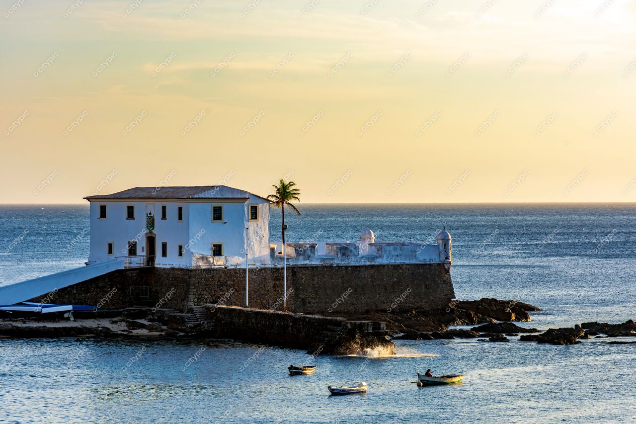 Barra, Salvador: Casa colonial à beira-mar no pôr do sol tranquilo da Bahia