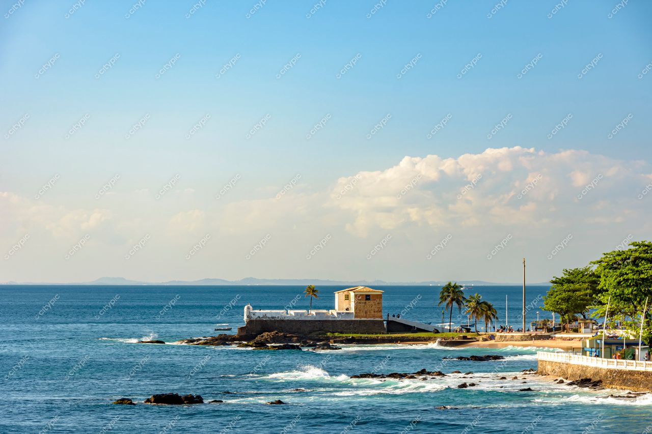 Barra, Salvador: Vista panorâmica do mar azul profundo e do antigo farol à beira da costa