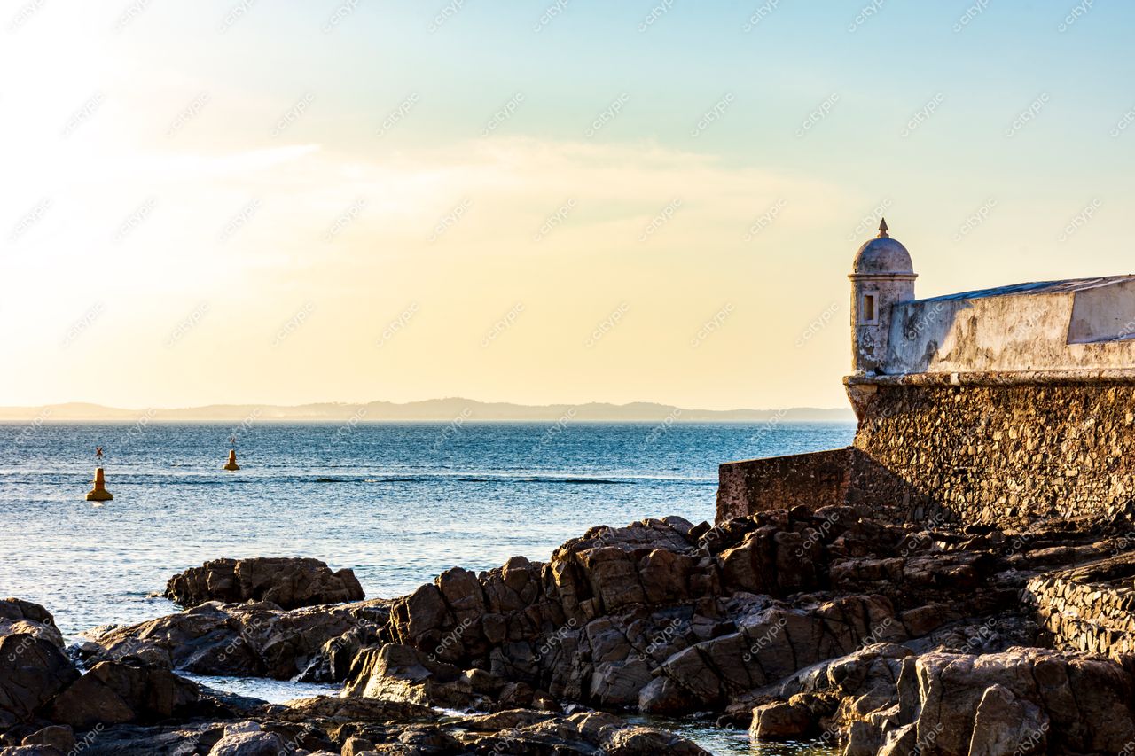 Barra, Salvador: Vista deslumbrante da costa com cúpula típica e mar azul ao pôr do sol