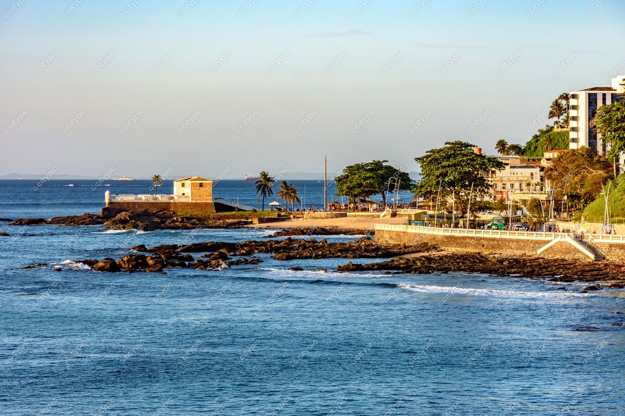 Barra, Salvador: Pôr do sol vibrante em meio à natureza exuberante da Bahia