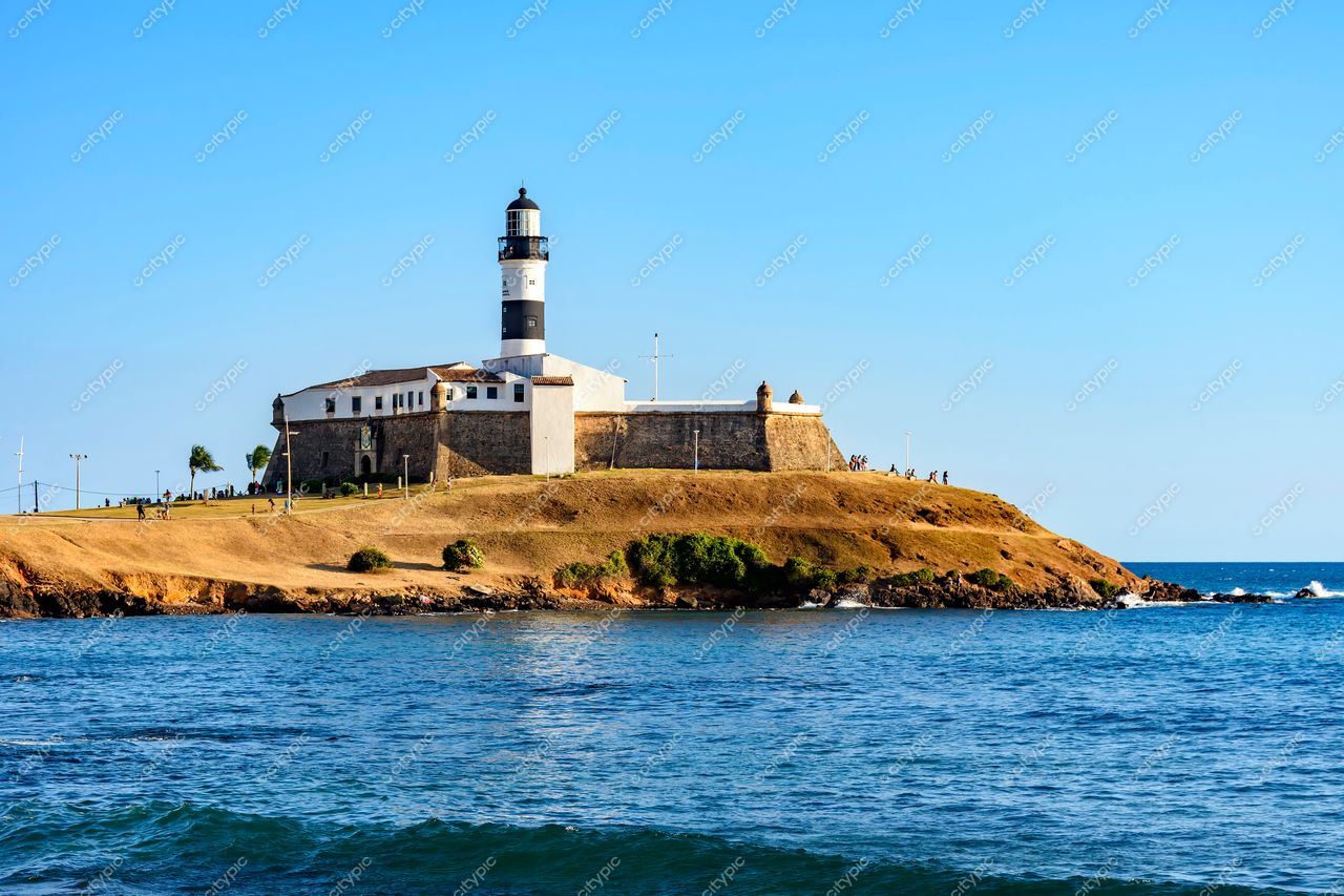 Farol da Barra: ícone de Salvador, Bahia, em meio a uma atmosfera vibrante de lazer e turismo
