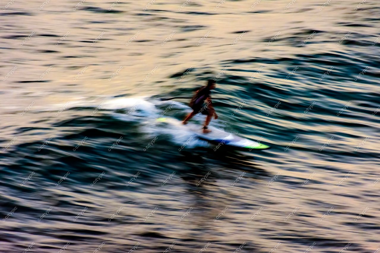Surfista em ação na Barra, Salvador: A beleza do surf na Bahia