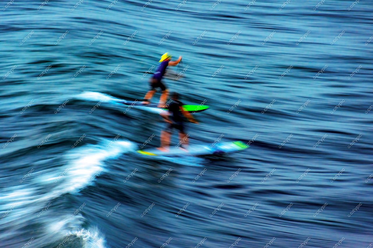 Surfistas em ação: A energia do mar na Barra, Salvador, Bahia