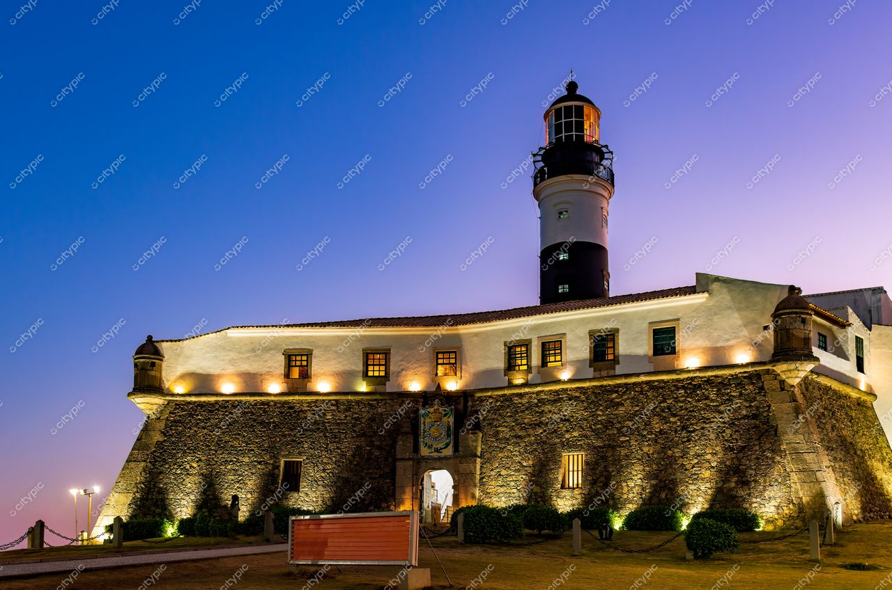 Farol da Barra: Beleza Noturna em Salvador, Bahia