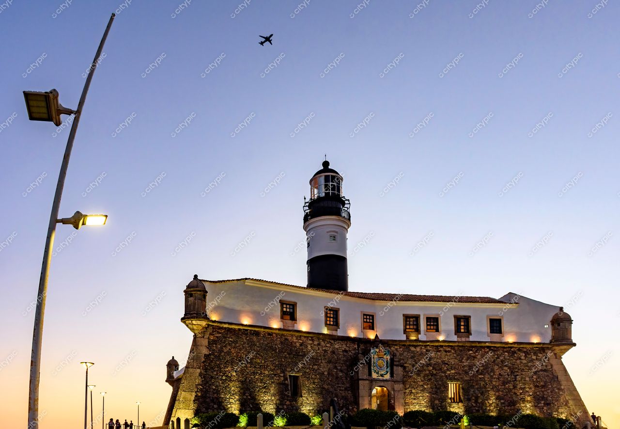 Farol da Barra ao Entardecer: Beleza Histórica em Salvador, Bahia