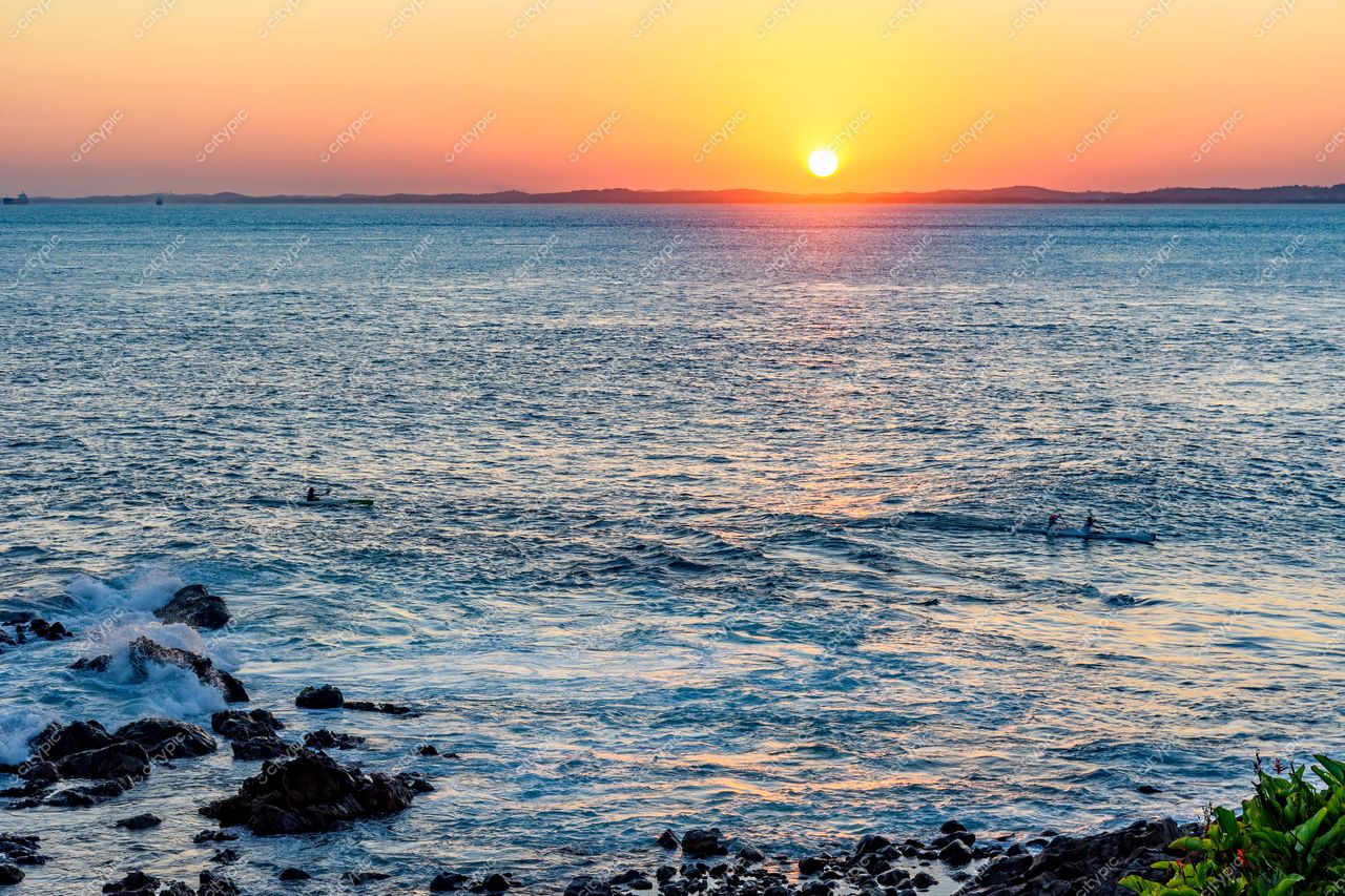 Pôr do sol deslumbrante na Barra, Salvador: Remadores contemplam a beleza natural da Bahia