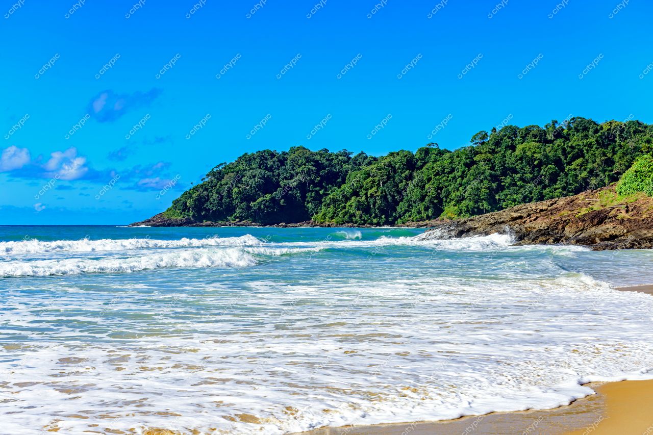 Itacaré, Bahia: Praia paradisíaca com ondas suaves e areia dourada