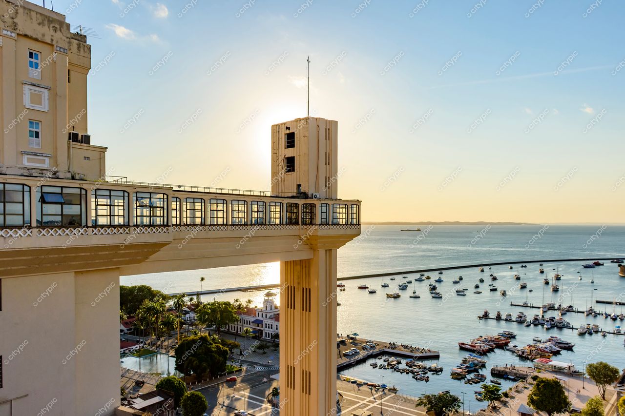Elevador Lacerda ao pôr do sol em Salvador, Bahia: uma vista deslumbrante da cidade e da baía