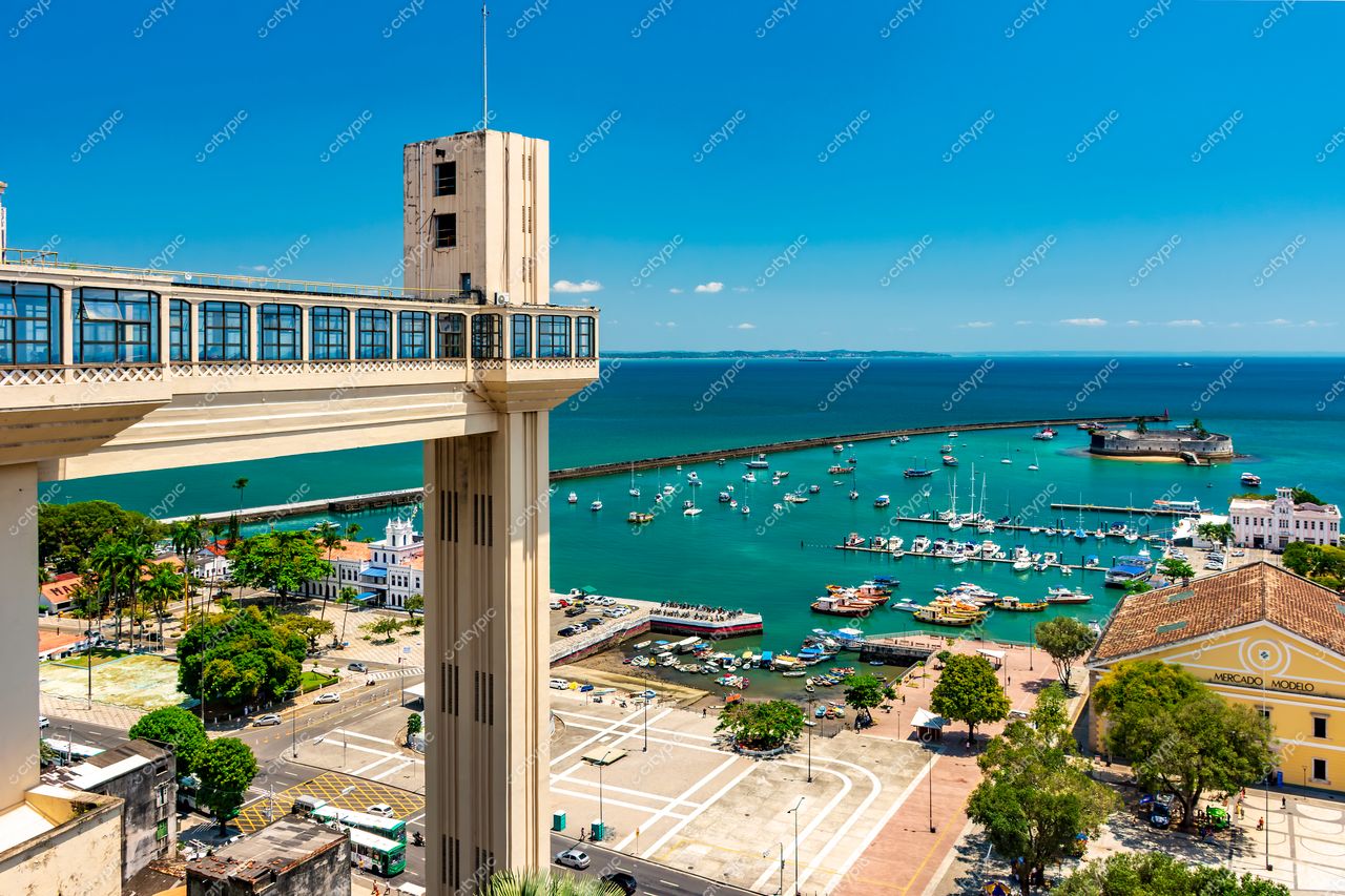 Elevador Lacerda: Vista Panorâmica de Salvador, Bahia – Integração entre Modernidade e Tradição