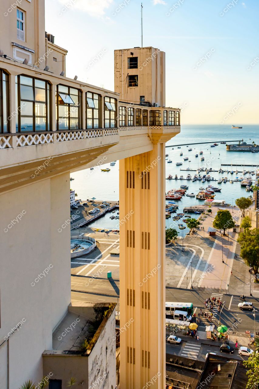 Elevador Lacerda: Conexão entre o mar e a cidade vibrante de Salvador, Bahia