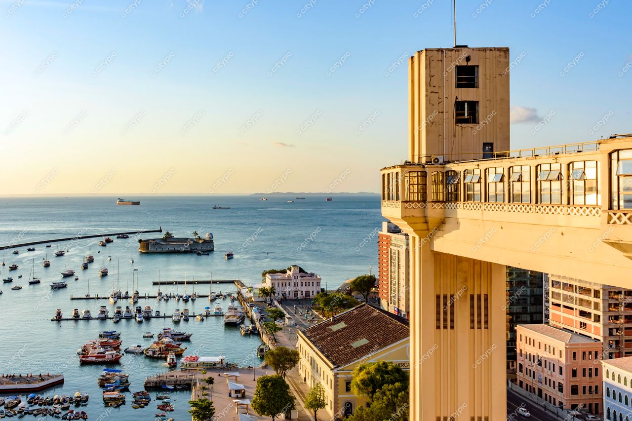 Elevador Lacerda: Vista Panorâmica ao Entardecer em Salvador, Bahia