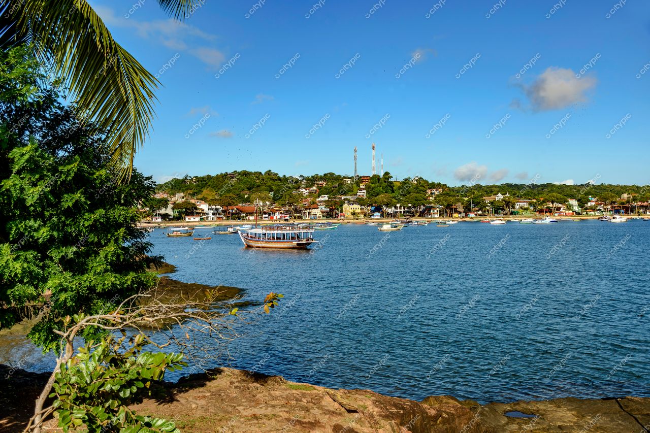 Itacaré, Bahia: Vista panorâmica da baía serena e colorida do litoral brasileiro