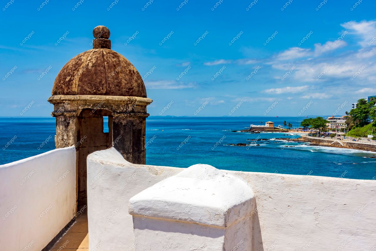 Barra, Salvador: Torre colonial e mar azul – Um cenário histórico e natural na Bahia