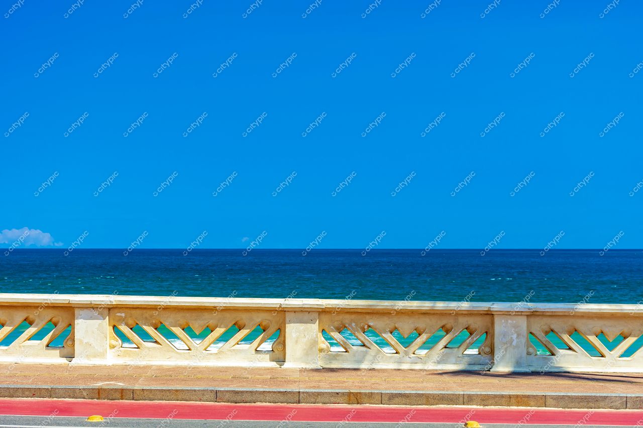 Barra, Salvador: Vista deslumbrante da orla com elegante guarda-corpo e mar em tons de azul e verde