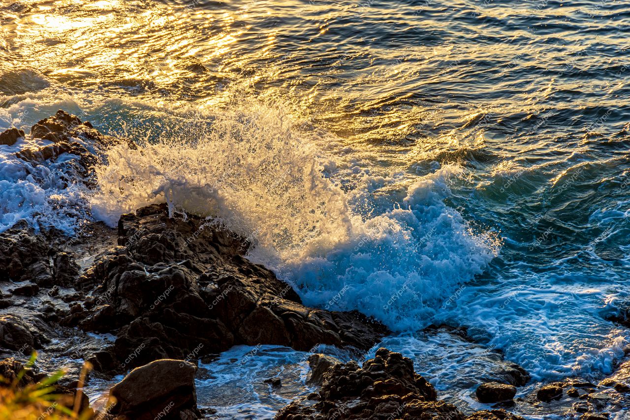 Barra, Salvador: O espetáculo das ondas quebrando contra as rochas ao pôr do sol