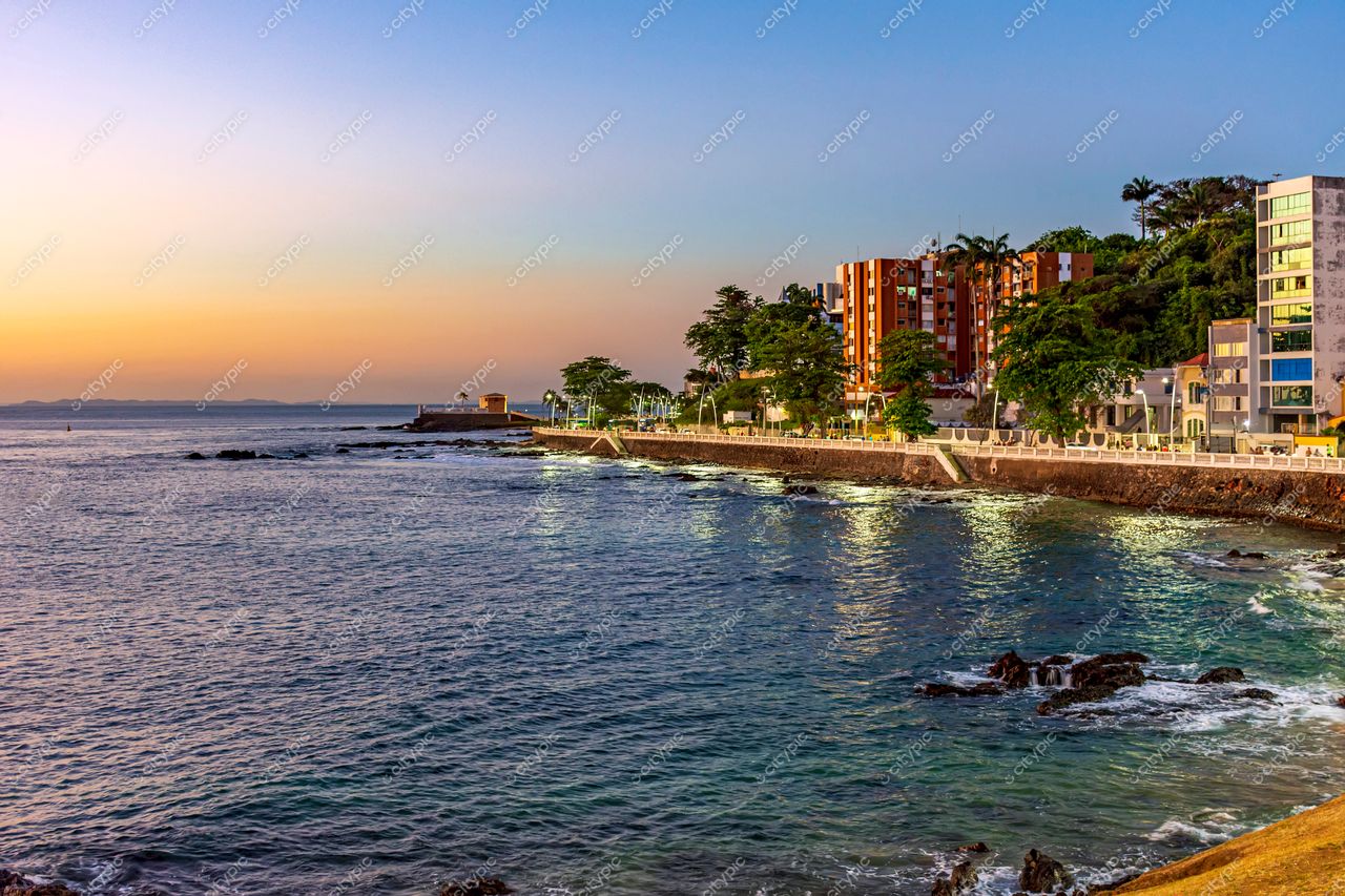 Pôr do sol na costa de Barra, Salvador: a beleza natural e urbana da Bahia