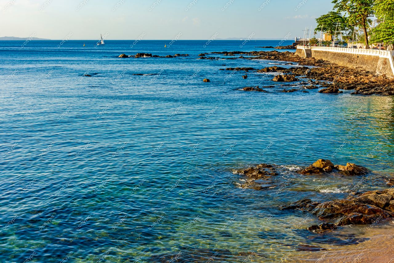 Barra, Salvador, Bahia: A serenidade da Praia da Barra com veleiro ao fundo